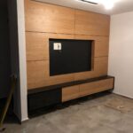 חיפוי עץ לקיר טלוויזיה