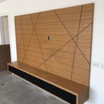 חיפוי עץ לקיר בסלון