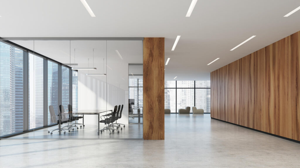 חיפוי קירות עץ בבניין משרדים