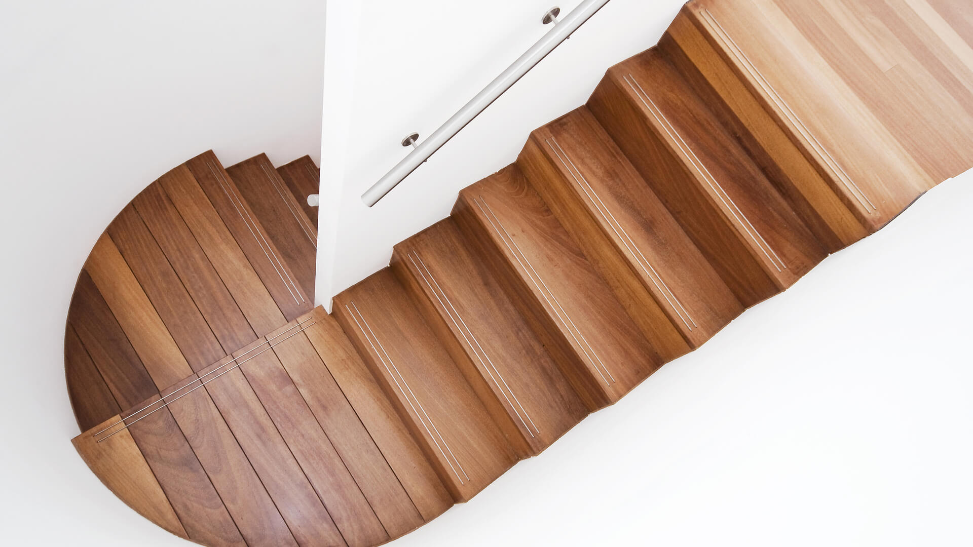 חיפוי גרם מדרגות בעץ