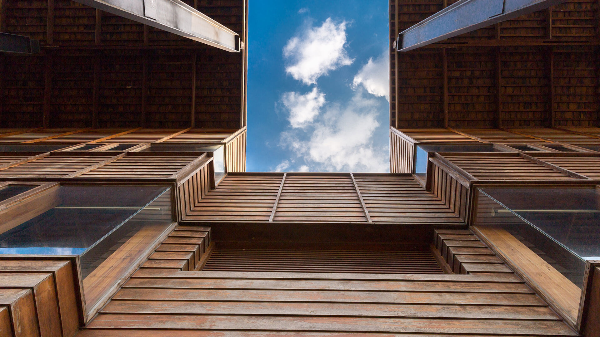 עבודת חיפוי לבניין