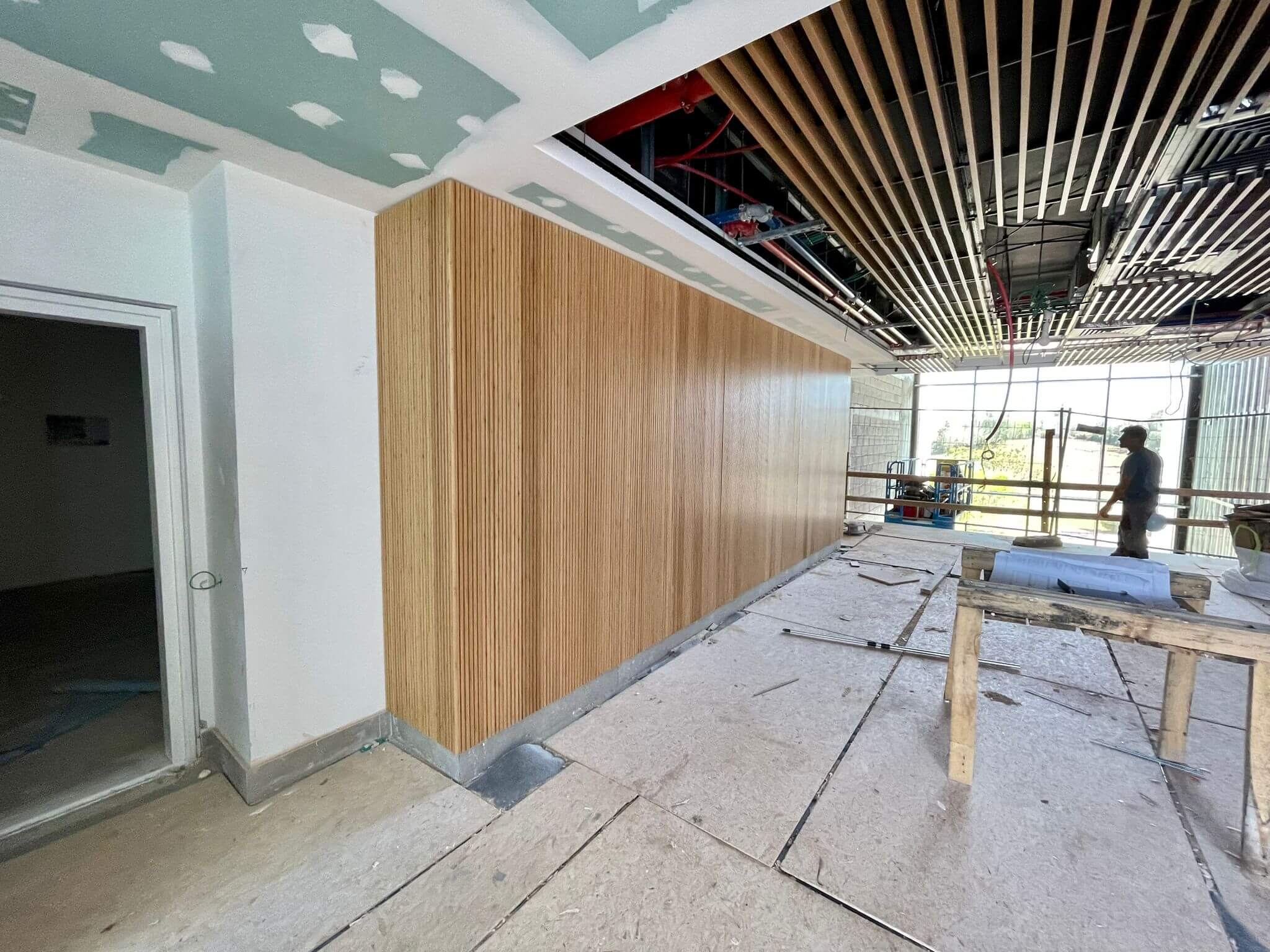 חיפוי קיר עץ בסלון