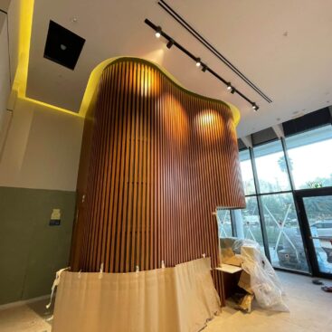 חיפוי קירות עץ בבניין משרדים