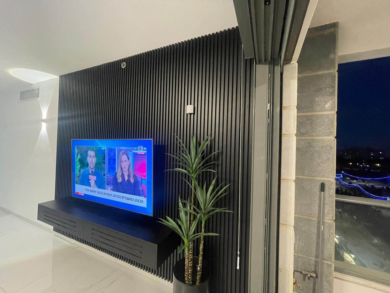 חיפוי עץ שחור במטבח מודרני