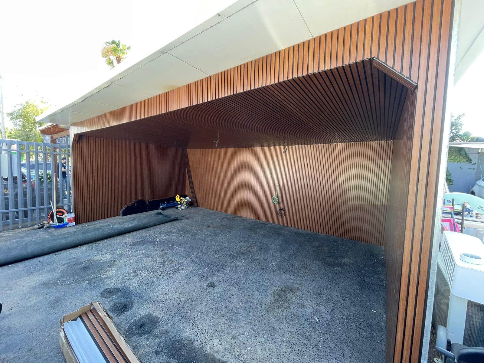 חיפוי עץ לקיר חיצוני בית פרטי