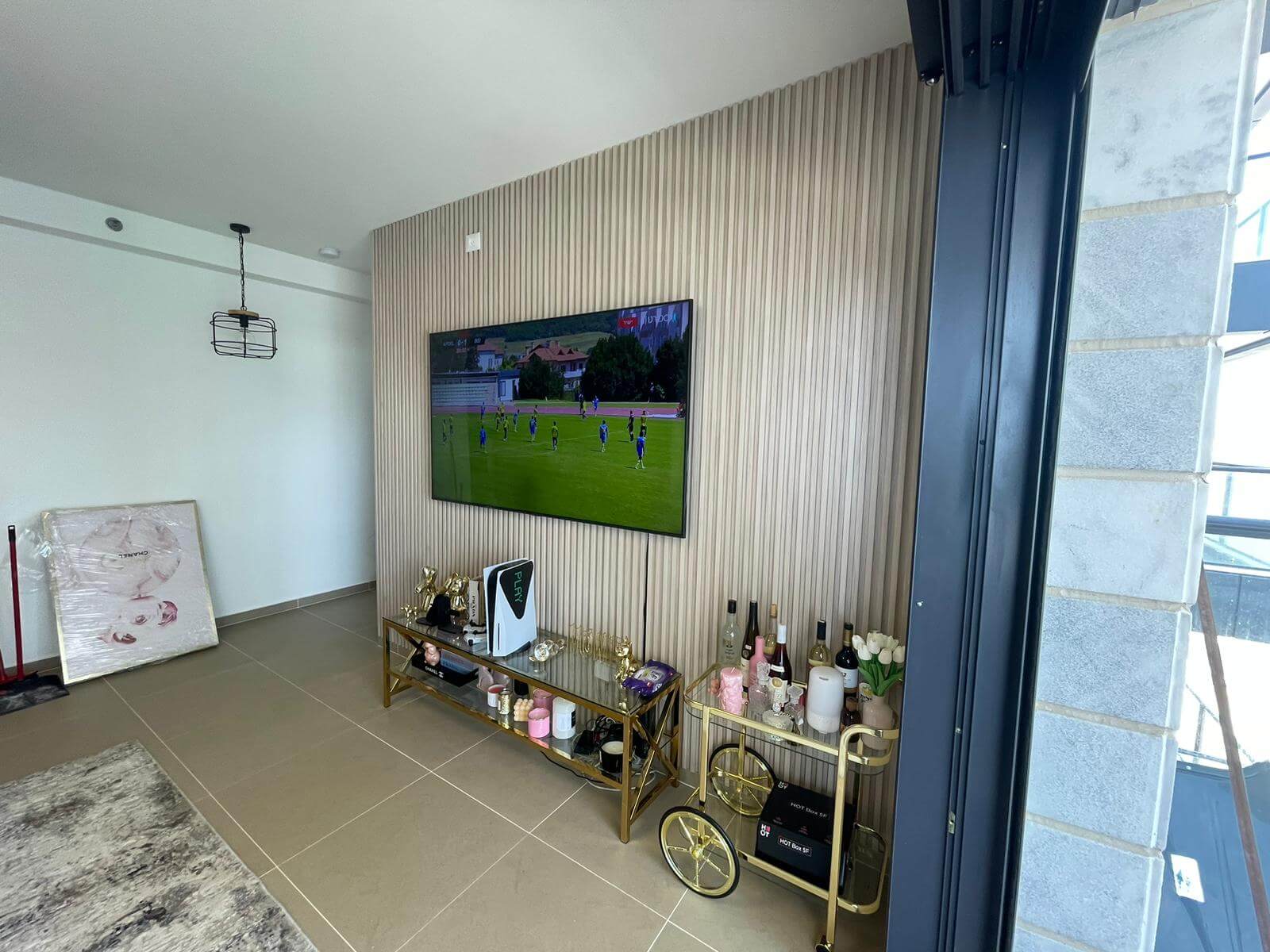 חיפוי עץ בהיר בסלון מעוצב