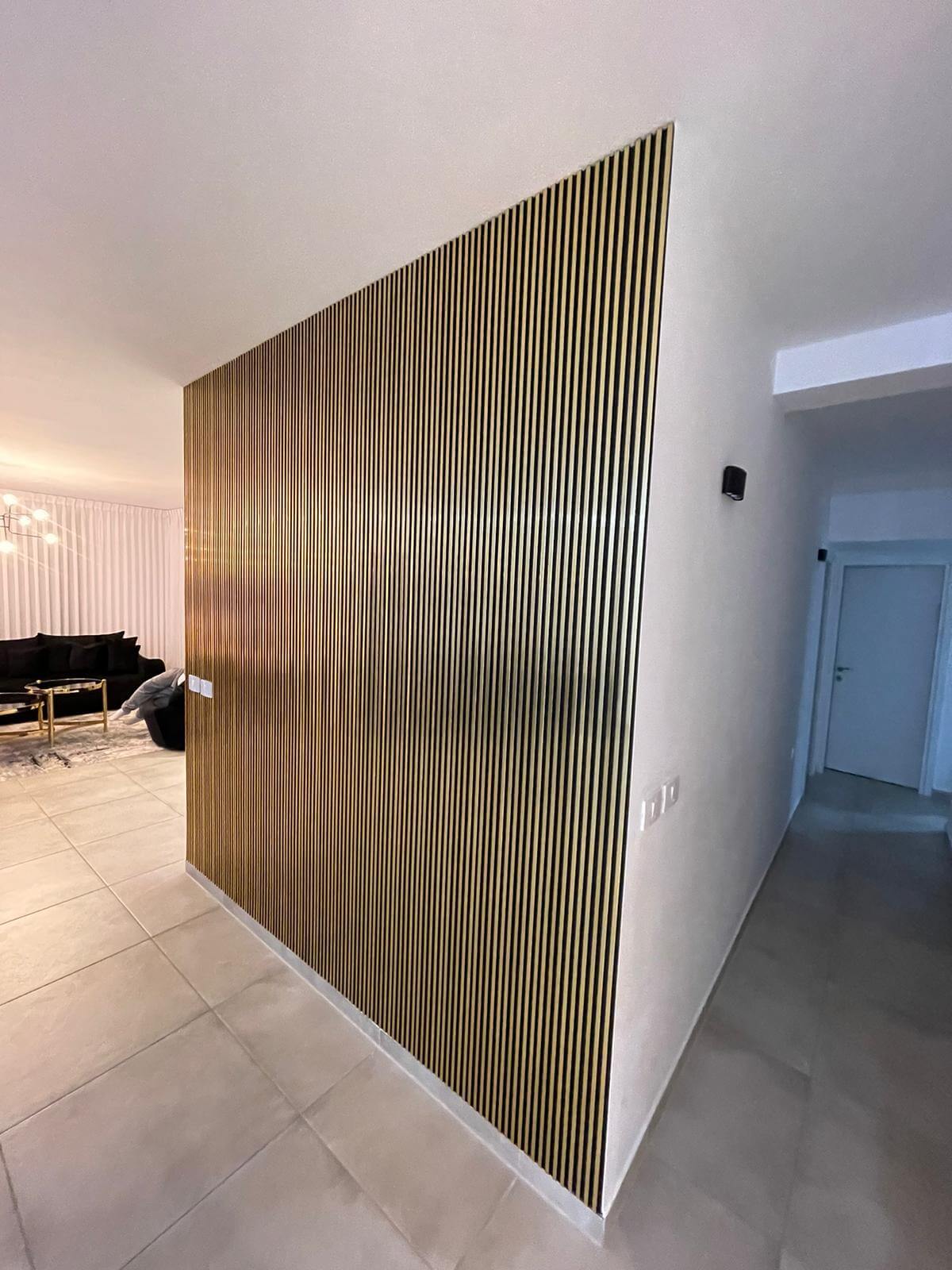 חיפוי קיר ותקרה בעץ בהיר