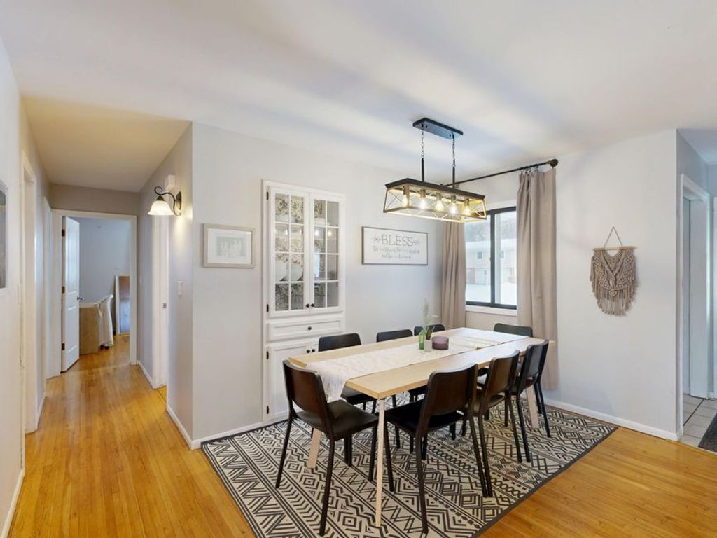 Peter Vang באתר PEXELS wood wall rug